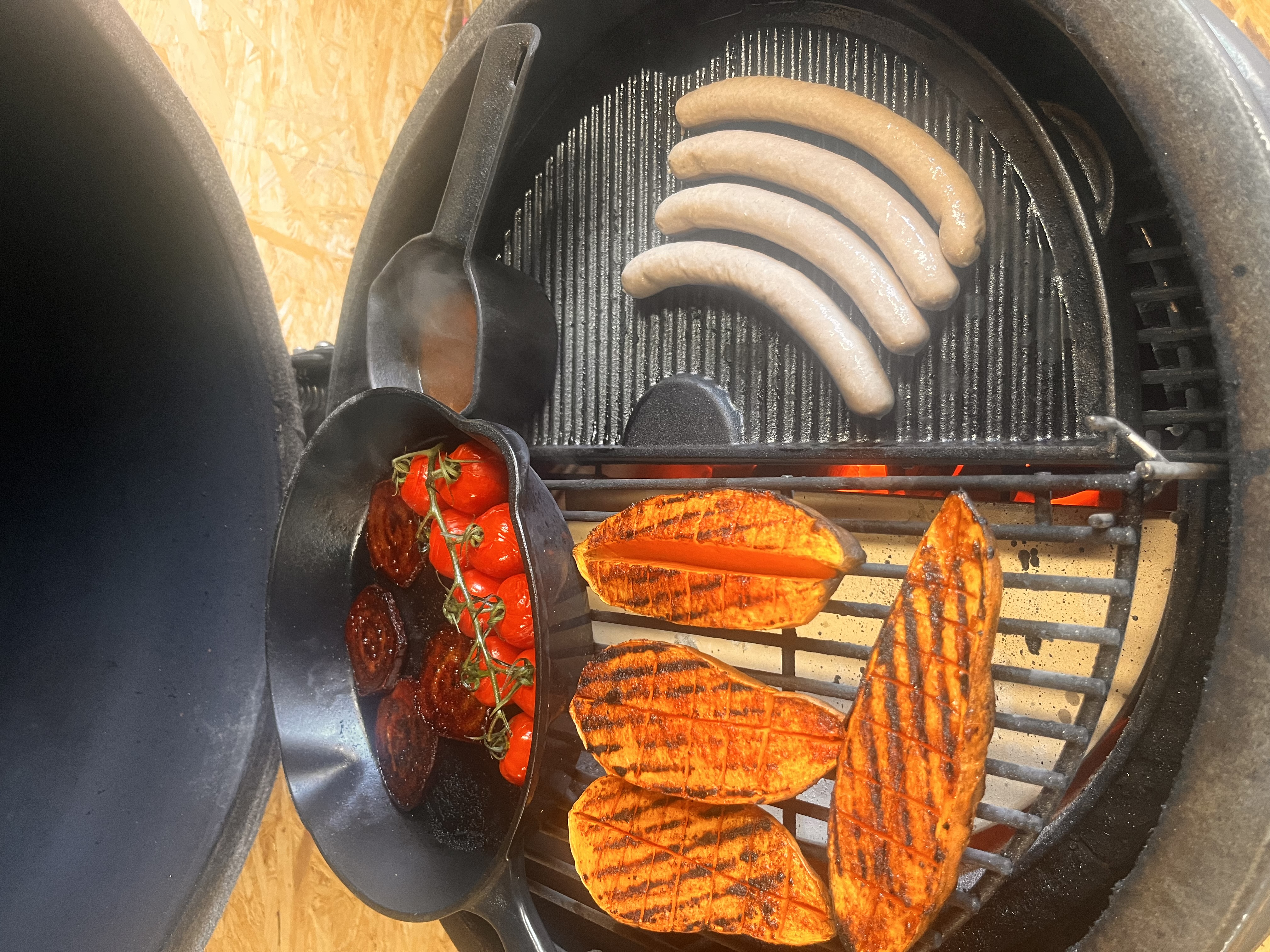 Wildworsten met gegrilde zoete aardappel rode biet en cherry tomaatjes en Jus:
